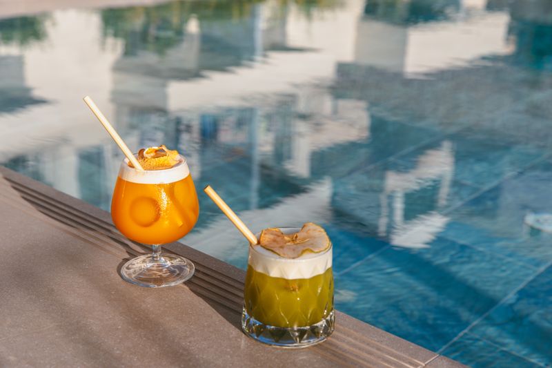 Cócteles y bebidas en el pool bar siampark
